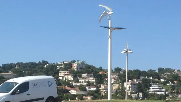 Eolienne avec panneaux solaires intégrés Eolienne avec panneaux solaires intégrés